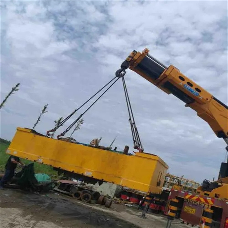 江夏吊运集装箱的吊车